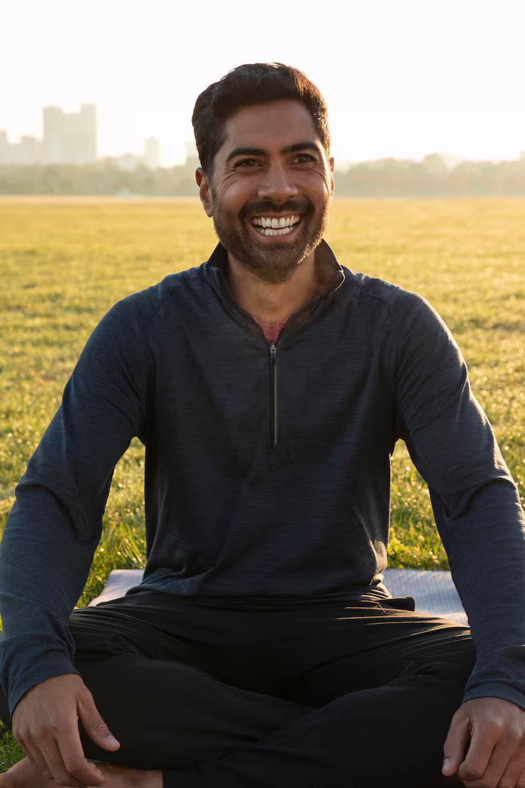 files/vista-frontal-hombre-sonriente-meditando-al-aire-libre-estera-yoga_23-2148988368.avif